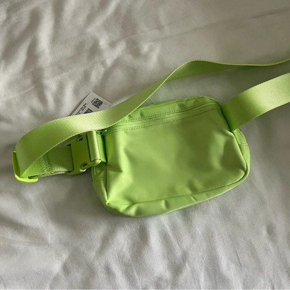 🆕 Lululemon ORIGINAL OG Everywhere Belt Bag - NEMI Neo Mint - Picture 5 of 8